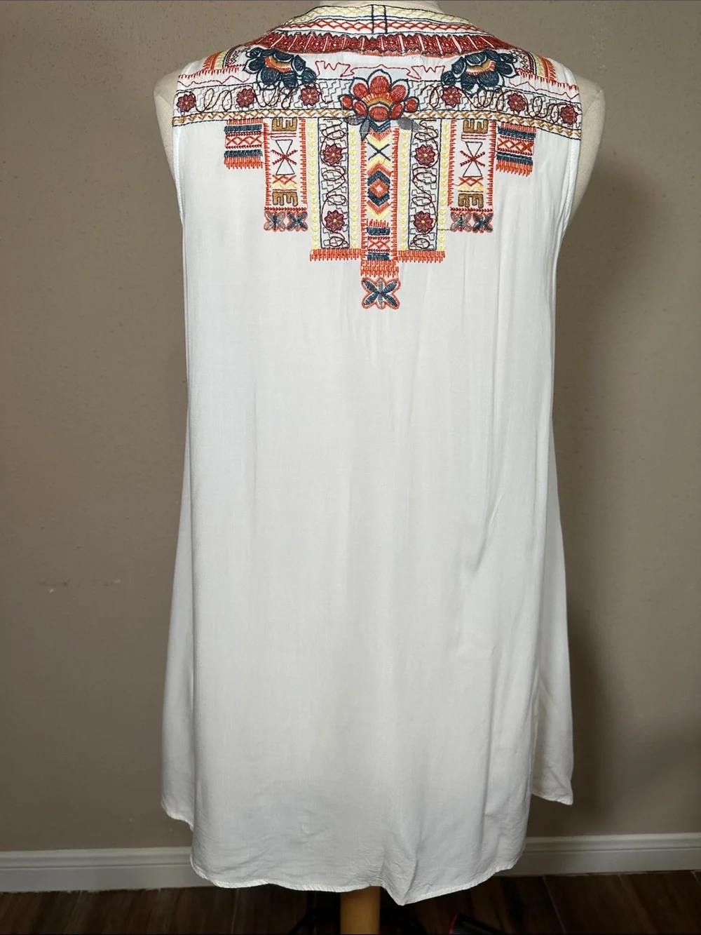 John Mark S White Sleeveless Blouse Top Embroidered Aztec Boho Flared Oversized